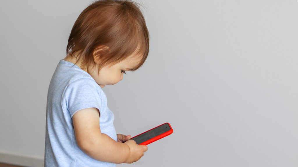 Παιδιά και ηλεκτρονικές συσκευές: Τι λάθος κάνουν οι γονείς