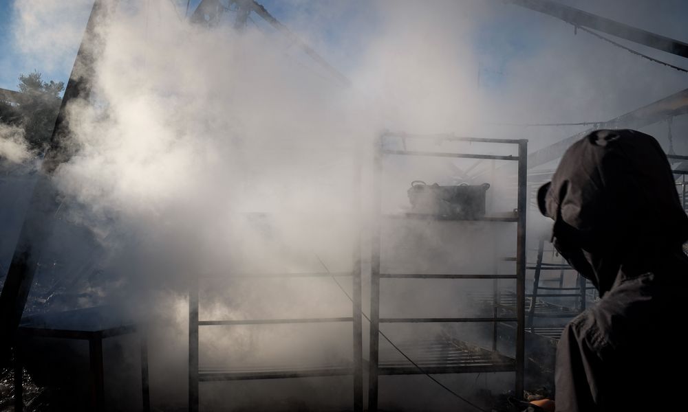 Φωτιά σε μεγάλη σκηνή στη Μόρια