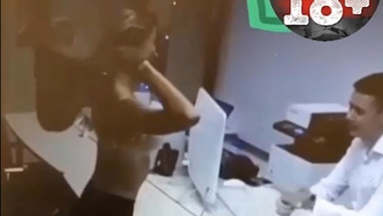 Γδύθηκε στην τράπεζα για να πάρει το δάνειο! (ΒΙΝΤΕΟ) Γδύθηκε στην τράπεζα για να πάρει το δάνειο! (ΒΙΝΤΕΟ)