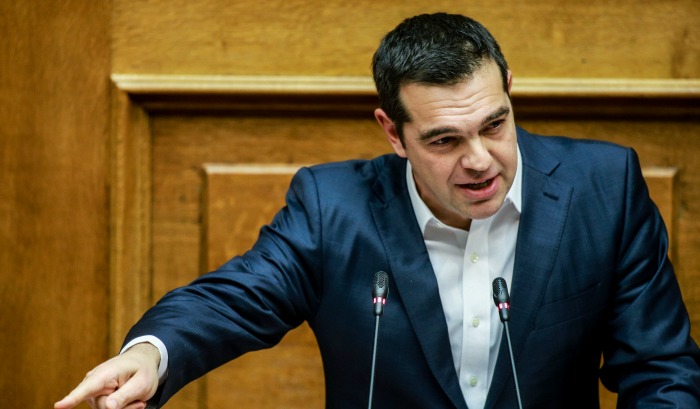 El Pais: «Ο Τσιπρας πήρε ψήφο εμπιστοσύνης παρά τις απειλές εναντίον βουλευτών»