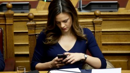 Ποια ψήφος εμπιστοσύνης! Όλα τα βλέμματα στην Έφη Αχτσιόγλου και το «καυτό» φόρεμά της (ΦΩΤΟ) Ποια ψήφος εμπιστοσύνης! Όλα τα βλέμματα στην Έφη Αχτσιόγλου και το «καυτό» φόρεμά της (ΦΩΤΟ)