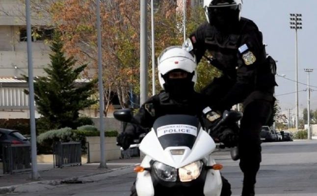 Αστυνομικοί «συνέλαβαν» άλογο στο κέντρο του Πειραιά Αστυνομικοί «συνέλαβαν» άλογο στο κέντρο του Πειραιά