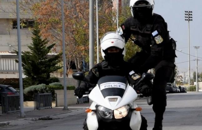Αστυνομικοί «συνέλαβαν» άλογο στο κέντρο του Πειραιά