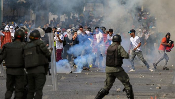 Στα πρόθυρα εμφυλίου η Βενεζουέλα: Οι ΗΠΑ αναγνώρισαν τον ηγέτη της αντιπολίτευσης ως πρόεδρο Στα πρόθυρα εμφυλίου η Βενεζουέλα: Οι ΗΠΑ αναγνώρισαν τον ηγέτη της αντιπολίτευσης ως πρόεδρο