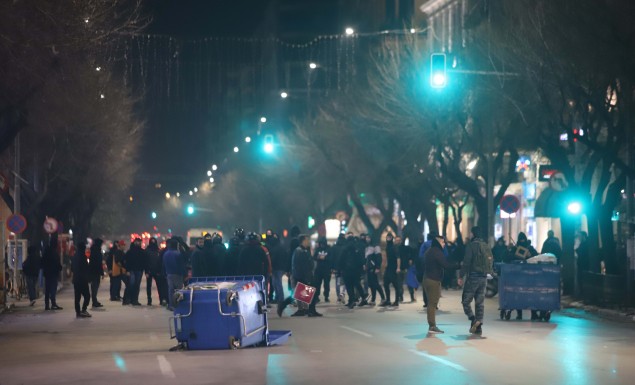 Ένταση με κουκουλοφόρους στο συλλαλητήριο της Θεσσαλονίκης - ΒΙΝΤΕΟ