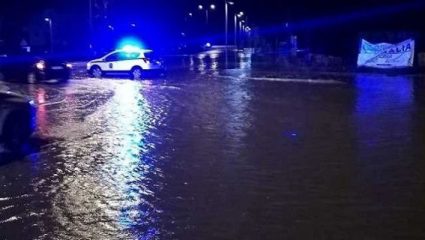 «Πνίγηκε» η Ηπειρος από τον Φοίβο, πάνω από 4.000 κεραυνοί σε Ιόνιο και Αιγαίο «Πνίγηκε» η Ηπειρος από τον Φοίβο, πάνω από 4.000 κεραυνοί σε Ιόνιο και Αιγαίο