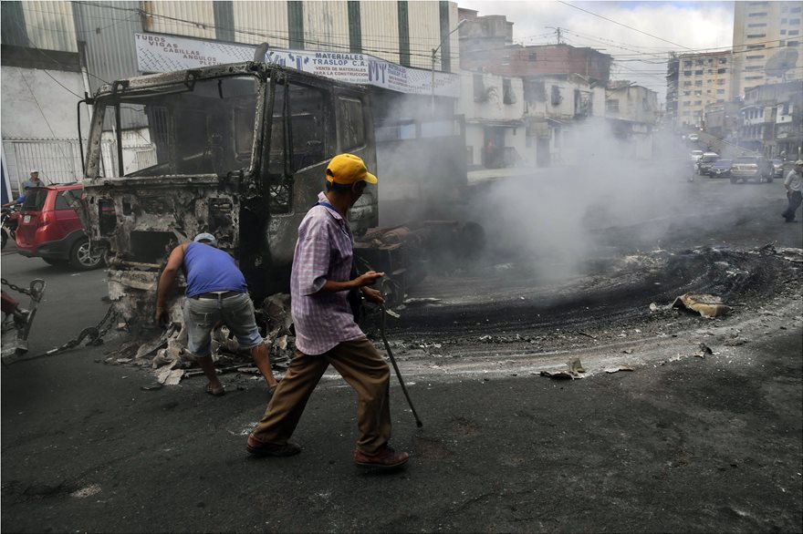 Πεδίο μάχης η Βενεζουέλα: 26 νεκροί από τα βίαια επεισόδια!