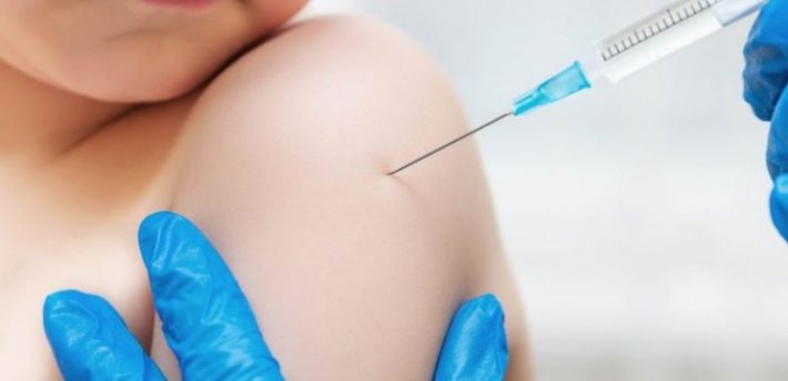 Έκκληση από το υπουργείο Παιδείας: «Εμβολιάστε τα παιδιά σας»