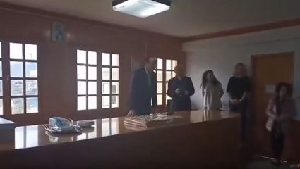 Η στιγμή που το… φωτιστικό πέφτει στο κεφάλι του δημάρχου στα Ιωάννινα (ΒΙΝΤΕΟ) Η στιγμή που το… φωτιστικό πέφτει στο κεφάλι του δημάρχου στα Ιωάννινα (ΒΙΝΤΕΟ)