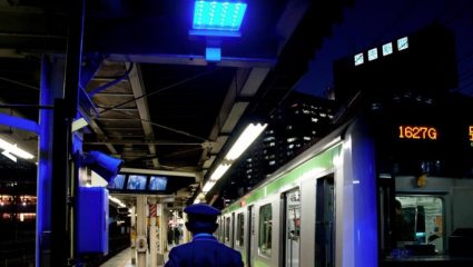 Έρευνα: Μπορούν τα μπλε φώτα στο μετρό να αποτρέψουν τις αυτοκτονίες; Έρευνα: Μπορούν τα μπλε φώτα στο μετρό να αποτρέψουν τις αυτοκτονίες;