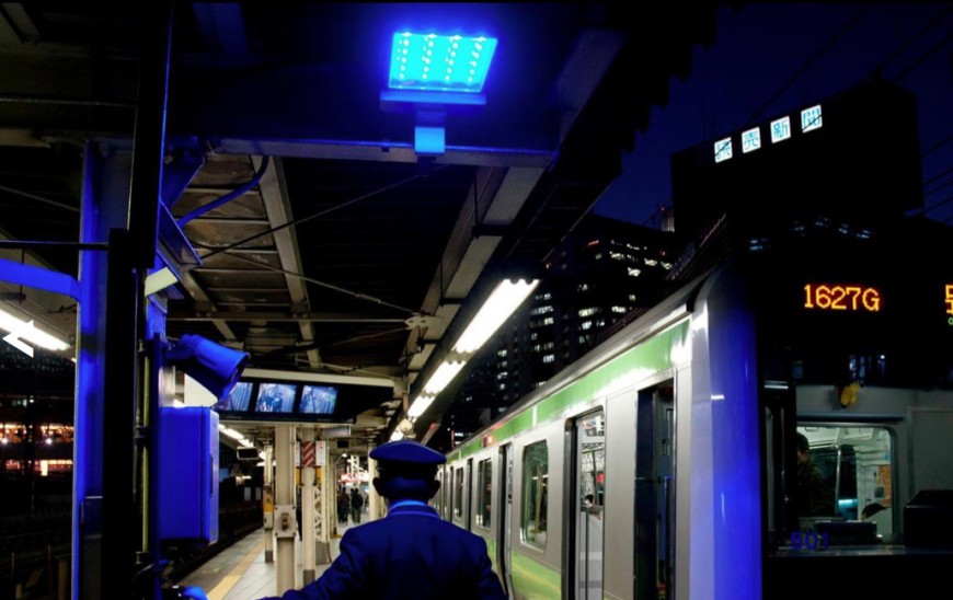 Έρευνα: Μπορούν τα μπλε φώτα στο μετρό να αποτρέψουν τις αυτοκτονίες;