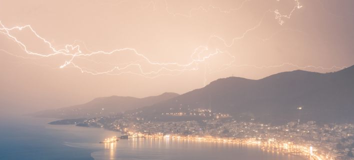 Κόκκινη καταιγίδα στη Σάμο - Μοναδικό φαινόμενο στο νησί