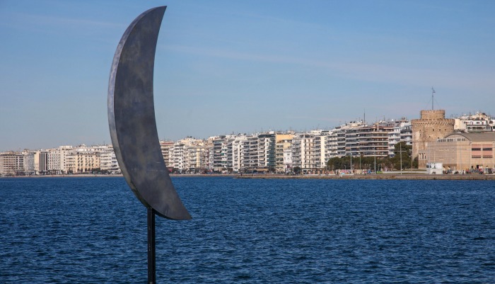 Πτώση νεαρού στον Θερμαϊκό - Ανασύρθηκε από αστυνομικό