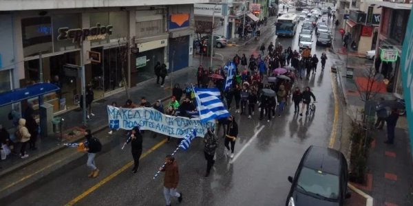 «Ή ταν ή επί τας» από μαθητές στον Βόλο σε πορεία για τη Μακεδονία