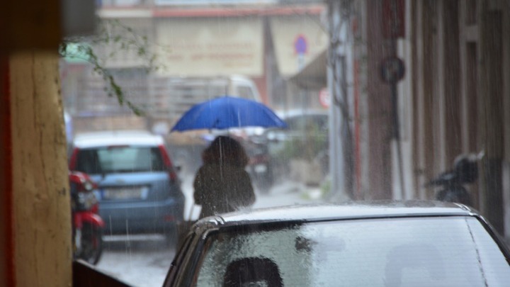 Διαδοχικά κύματα βροχοπτώσεων έως την Πέμπτη- Eπιστρέφει και η αφρικανική σκόνη