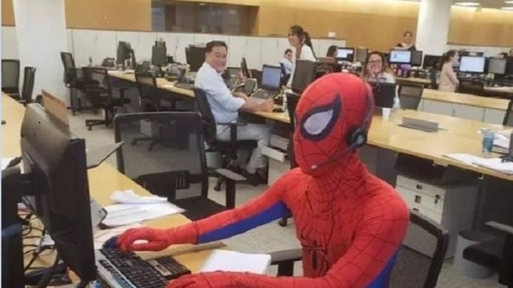 Παραιτήθηκε από τη δουλειά του και την επόμενη πήγε σαν Spiderman! -BINTEO