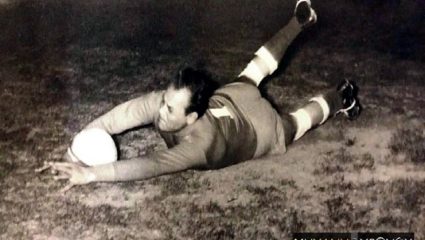 Η θρυλική ομάδα των ηθοποιών με τερματοφύλακα τον Λάμπρο Κωνσταντάρα και επιθετικό τον Νίκο Κούρκουλο! (ΒΙΝΤΕΟ) Η θρυλική ομάδα των ηθοποιών με τερματοφύλακα τον Λάμπρο Κωνσταντάρα και επιθετικό τον Νίκο Κούρκουλο! (ΒΙΝΤΕΟ)