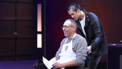 MasterChef 3: Συγκλόνισε ο Αριστοτέλης στο αναπηρικό αμαξίδιο (BINTEO) MasterChef 3: Συγκλόνισε ο Αριστοτέλης στο αναπηρικό αμαξίδιο (BINTEO)