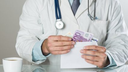 Χειροπέδες σε μεγαλογιατρό της Αθήνας που πήρε τρία «φακελάκια» Χειροπέδες σε μεγαλογιατρό της Αθήνας που πήρε τρία «φακελάκια»