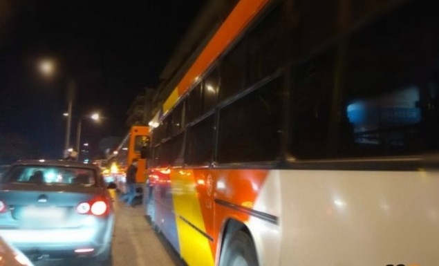 Τέσσερα λεωφορεία του ΟΑΣΘ ακινητοποιήθηκαν στο ίδιο σημείο λόγω βλάβης!