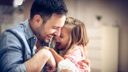 Το πανέξυπνο ψυχολογικό τρικ που χρησιμοποιεί ένας πατέρας για να σταματήσει το παιδί του να κλαίει Το πανέξυπνο ψυχολογικό τρικ που χρησιμοποιεί ένας πατέρας για να σταματήσει το παιδί του να κλαίει