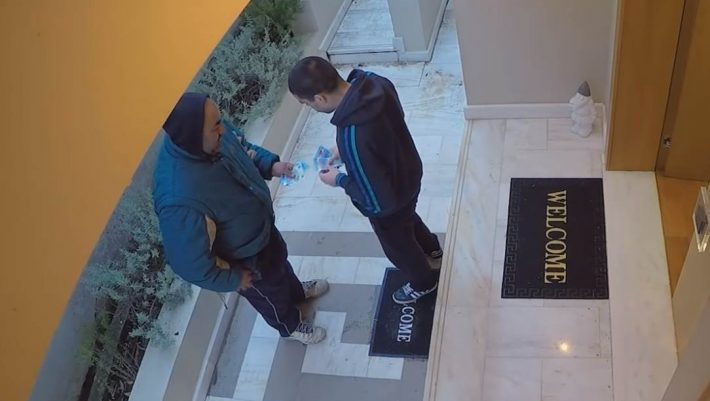 Έλληνες youtubers τίμησαν τους ντελιβεράδες με 1.000 ευρώ φιλοδώρημα: «Μας φροντίζετε περισσότερο και από τις μαμάδες μας!» (ΒΙΝΤΕΟ) Έλληνες youtubers τίμησαν τους ντελιβεράδες με 1.000 ευρώ φιλοδώρημα: «Μας φροντίζετε περισσότερο και από τις μαμάδες μας!» (ΒΙΝΤΕΟ)