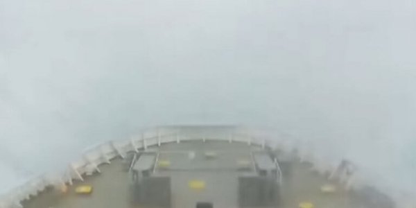 Η στιγμή που τεράστια κύματα «καταπίνουν» πλοίο στο Ιόνιο (BINTEO)