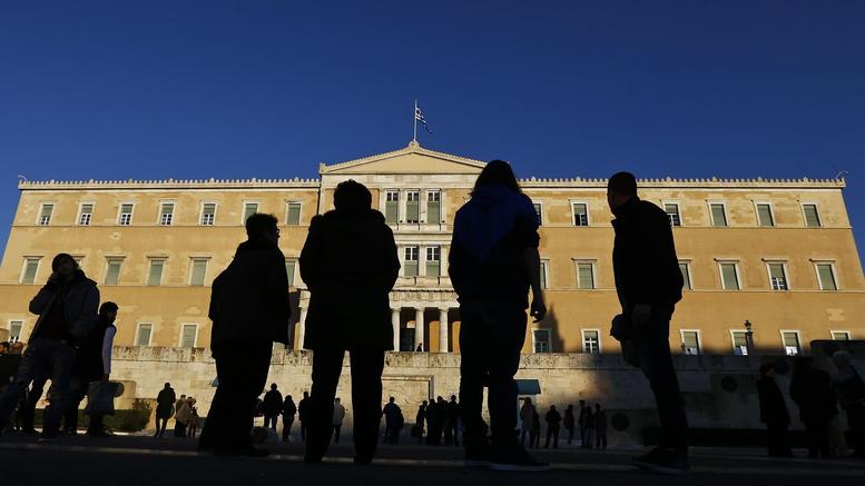 Ο μέσος Έλληνας σύμφωνα με τον ΟΟΣΑ: Βγάζει 14.400 ευρώ τον χρόνο, μένει σε μικρό σπίτι και είναι... μορφωμένος αμόρφωτος
