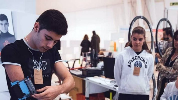 Ένας 19χρονος Ισπανός έφτιαξε το προσθετικό του χέρι από τουβλάκια Lego Ένας 19χρονος Ισπανός έφτιαξε το προσθετικό του χέρι από τουβλάκια Lego