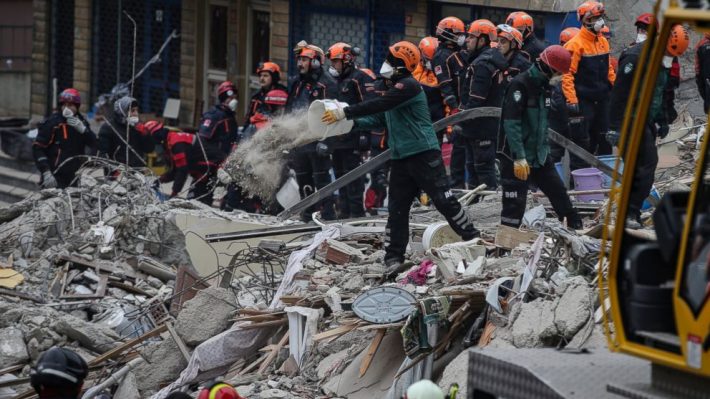 Στους 17 οι νεκροί από την κατάρρευση του κτιρίου στην Κωνσταντινούπολη