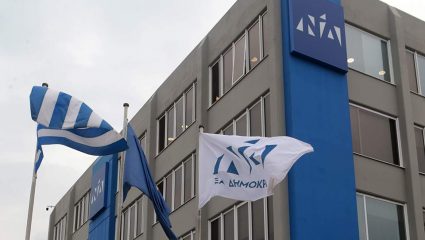 Σιωπή στο προσκήνιο, γκρίνια στο παρασκήνιο Σιωπή στο προσκήνιο, γκρίνια στο παρασκήνιο