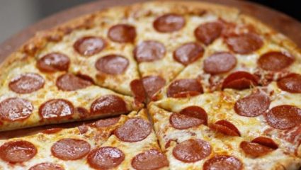 Pizza Hut και KFC ετοιμάζουν την πίτσα της 10ετίας Pizza Hut και KFC ετοιμάζουν την πίτσα της 10ετίας