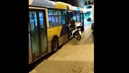 Δεν έχει προηγούμενο: Μπήκε με το μηχανάκι του σε λεωφορείο του ΟΑΣΑ! (ΒΙΝΤΕΟ) Δεν έχει προηγούμενο: Μπήκε με το μηχανάκι του σε λεωφορείο του ΟΑΣΑ! (ΒΙΝΤΕΟ)