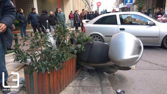 Βίντεο-ντοκουμέντο: Η στιγμή που το ΙΧ πέφτει πάνω σε πεζούς στη Θεσσαλονίκη Βίντεο-ντοκουμέντο: Η στιγμή που το ΙΧ πέφτει πάνω σε πεζούς στη Θεσσαλονίκη