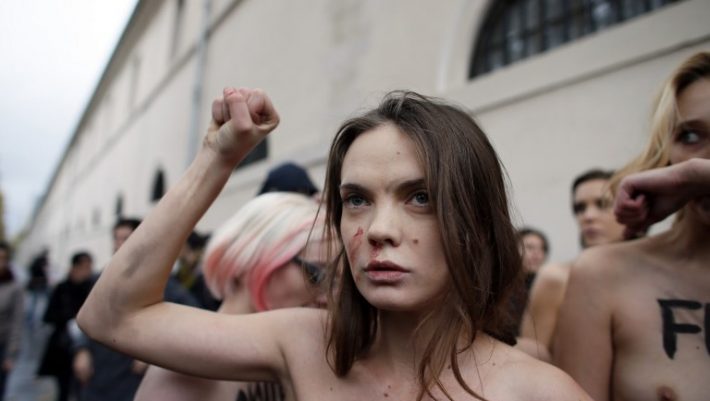 Γυμνόστηθες FEMEN διαδήλωσαν κατά των αλλαγών του νομοθετικού πλαισίου για τους βιασμούς στη Γαλλία (ΒΙΝΤΕΟ) Γυμνόστηθες FEMEN διαδήλωσαν κατά των αλλαγών του νομοθετικού πλαισίου για τους βιασμούς στη Γαλλία (ΒΙΝΤΕΟ)