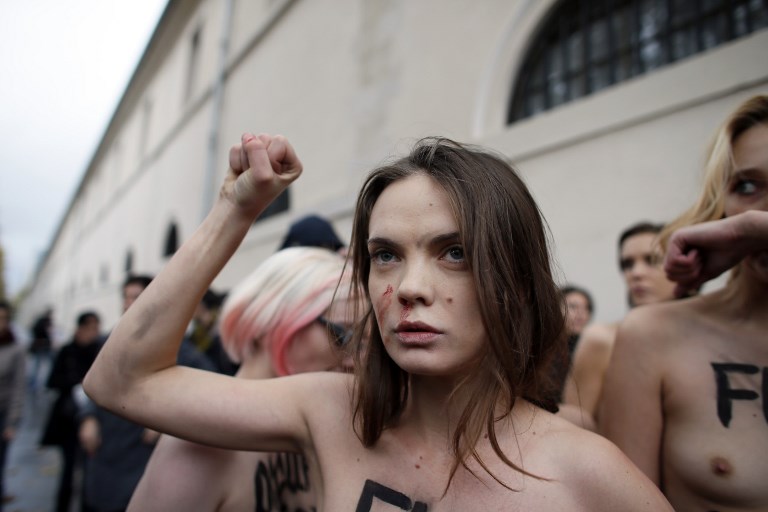 Γυμνόστηθες FEMEN διαδήλωσαν κατά των αλλαγών του νομοθετικού πλαισίου για τους βιασμούς στη Γαλλία (ΒΙΝΤΕΟ)
