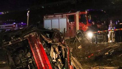 Διήμερο εθνικό πένθος στη Β. Μακεδονία για τους 14 νεκρούς από την ανατροπή λεωφορείου Διήμερο εθνικό πένθος στη Β. Μακεδονία για τους 14 νεκρούς από την ανατροπή λεωφορείου