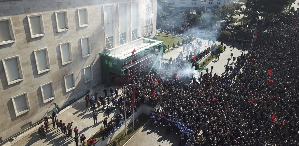 Επεισόδια στο πρωθυπουργικό μέγαρο της Αλβανίας - Διαδηλωτές προσπάθησαν να εισβάλουν! Επεισόδια στο πρωθυπουργικό μέγαρο της Αλβανίας - Διαδηλωτές προσπάθησαν να εισβάλουν!