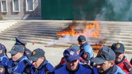Αλβανία: Σφοδρά επεισόδια κατά του πρωθυπουργού Έντι Ράμα Αλβανία: Σφοδρά επεισόδια κατά του πρωθυπουργού Έντι Ράμα