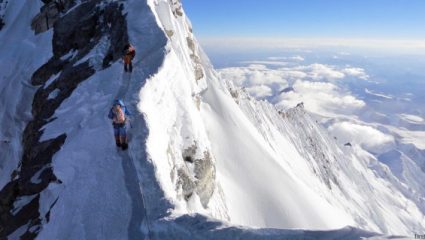Υπάρχουν βουνά σαν το Έβερεστ κάτω από τη Γη, σύμφωνα με τους επιστήμονες Υπάρχουν βουνά σαν το Έβερεστ κάτω από τη Γη, σύμφωνα με τους επιστήμονες