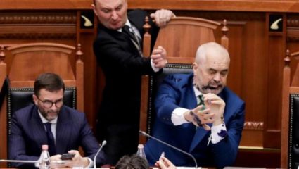 Ο Ράμα άρχισε τον καβγά στην αλβανική Βουλή – Κορόιδευε τον αντίπαλό του, πριν «φάει» την μπογιά στα μούτρα (ΒΙΝΤΕΟ) Ο Ράμα άρχισε τον καβγά στην αλβανική Βουλή – Κορόιδευε τον αντίπαλό του, πριν «φάει» την μπογιά στα μούτρα (ΒΙΝΤΕΟ)