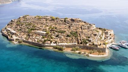 Μοναδική βόλτα με drone στη Σπιναλόγκα, το νησί των λεπρών Μοναδική βόλτα με drone στη Σπιναλόγκα, το νησί των λεπρών