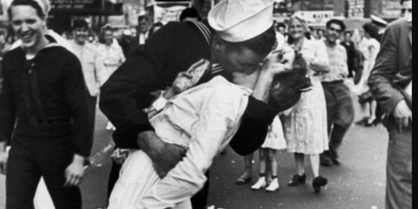 Βανδάλισαν το άγαλμα με το θρυλικό φιλί της Times Square - ΦΩΤΟ