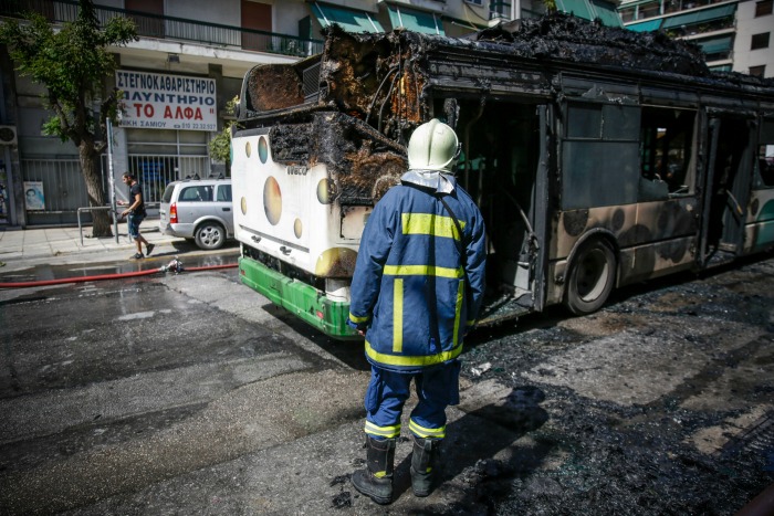 Έπιασε φωτιά λεωφορείο στη Μεσογείων
