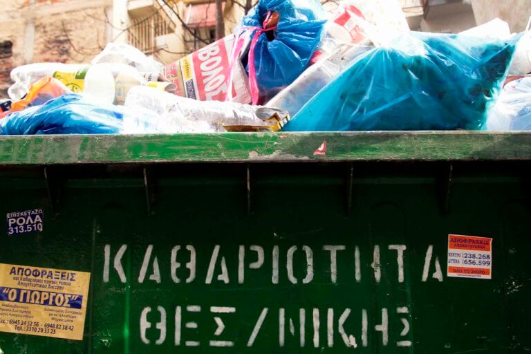 Τα σκουπίδια της Τσικνοπέμπτης – Μάζεψαν 135 τόνους από το ιστορικό κέντρο της Θεσσαλονίκης!