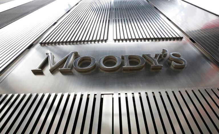 Αναβάθμιση από τη Moody’s με καρφιά για κατώτατο μισθό και κόκκινα δάνεια