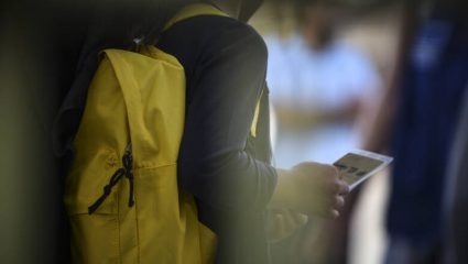 Με αποχή από τα μαθήματα και συγκεντρώσεις διαμαρτυρίας «υποδέχονται» προσφυγόπουλα στη Σάμο Με αποχή από τα μαθήματα και συγκεντρώσεις διαμαρτυρίας «υποδέχονται» προσφυγόπουλα στη Σάμο