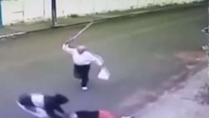 Παππούς βγάζει νοκ άουτ κλέφτη με την μαγκούρα του! (ΒΙΝΤΕΟ) Παππούς βγάζει νοκ άουτ κλέφτη με την μαγκούρα του! (ΒΙΝΤΕΟ)
