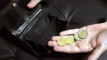 Έρευνα σοκ της ΓΣΕΒΕΕ για τα νοικοκυριά: Ο μισθός δεν φτάνει για όλο το μήνα Έρευνα σοκ της ΓΣΕΒΕΕ για τα νοικοκυριά: Ο μισθός δεν φτάνει για όλο το μήνα
