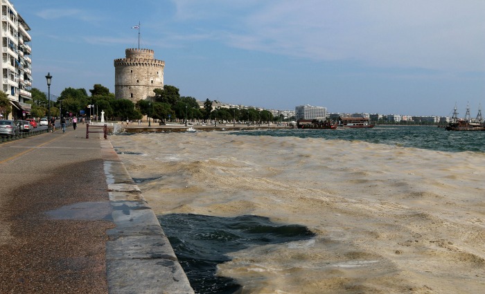 Άνδρας έπεσε στον Θερμαϊκό - Περαστικός βούτηξε για να τον σώσει